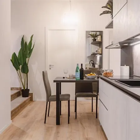 Cozy Retreat Private With Shared Bath 아파트 *