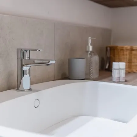 Cozy Retreat Private With Shared Bath Appartement